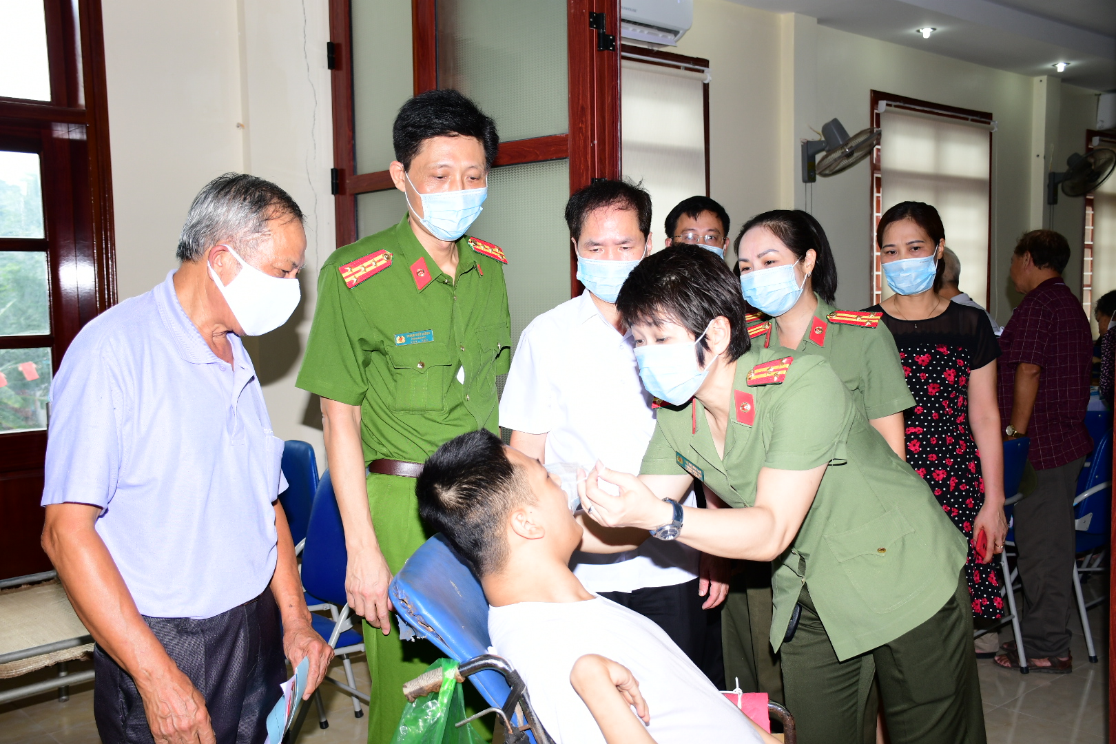 Phòng Hậu cần (Bệnh viện CATP) và Công an quận Đồ Sơn: Khám bệnh và cấp phát thuốc miễn phí gần 100 đối tượng chính sách